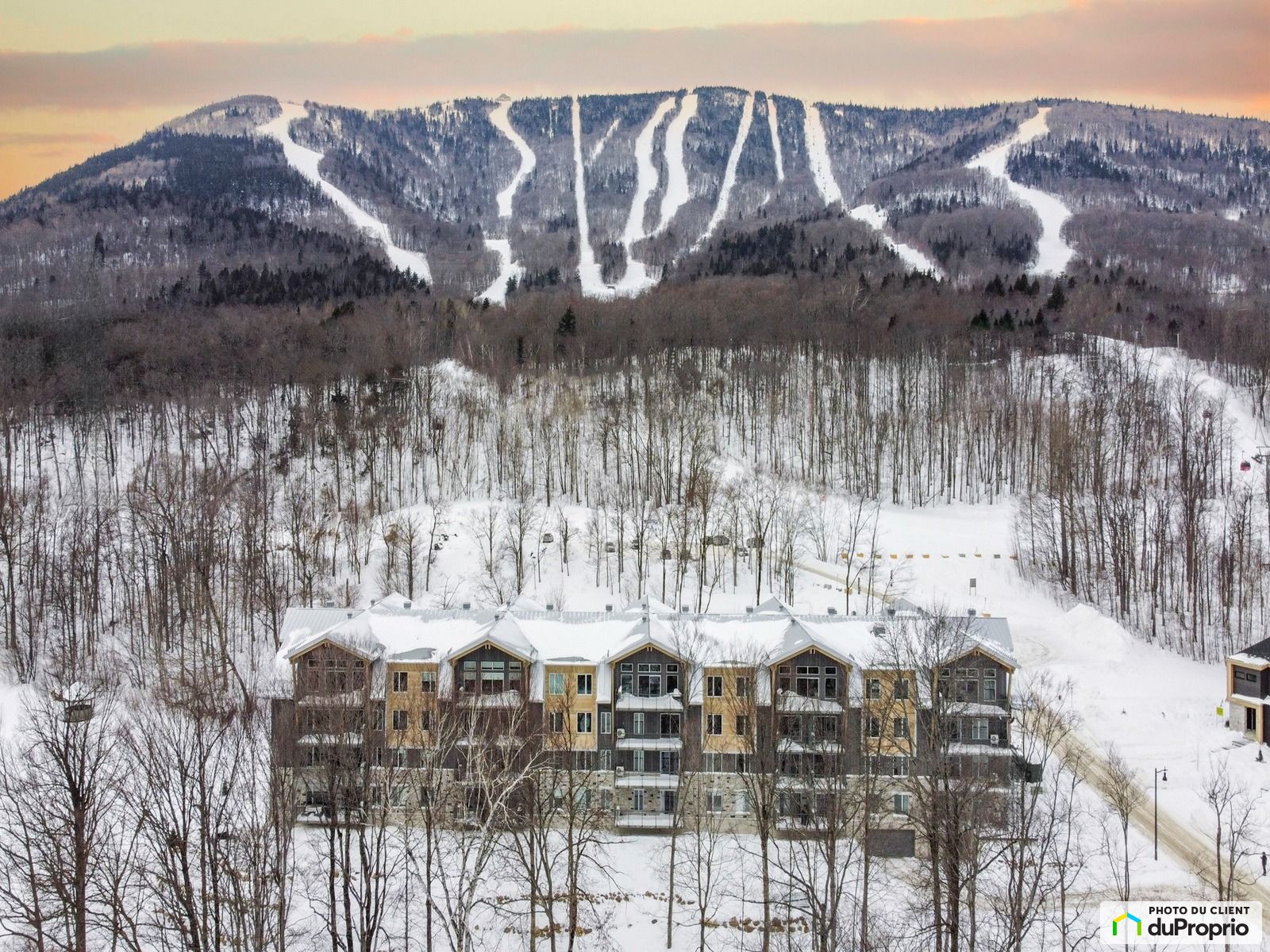 Le Mont-Sainte-Anne vu des airs